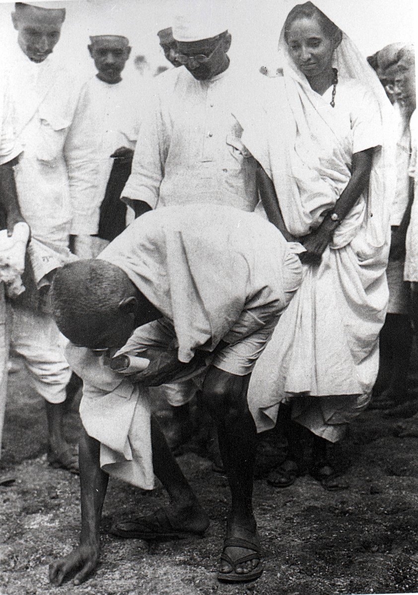 Mahatma Gandhi podczas Marszu Solnego (1930). Metodą biernego oporu i nieposłuszeństwa obywatelskiego doprowadził Indie do niepodległości w 1947 r. · źródło: nieznany, Wikimedia Commons, domena publiczna