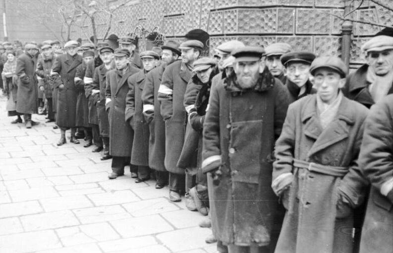 Ulica getta warszawskiego, 1941. Niemcy zamknęli Żydów w gettach w skrajnym stłoczeniu i głodzie, zanim przystąpili do masowej zagłady. · źródło: Bundesarchiv, Wikimedia Commons, CC BY-SA 3.0 DE