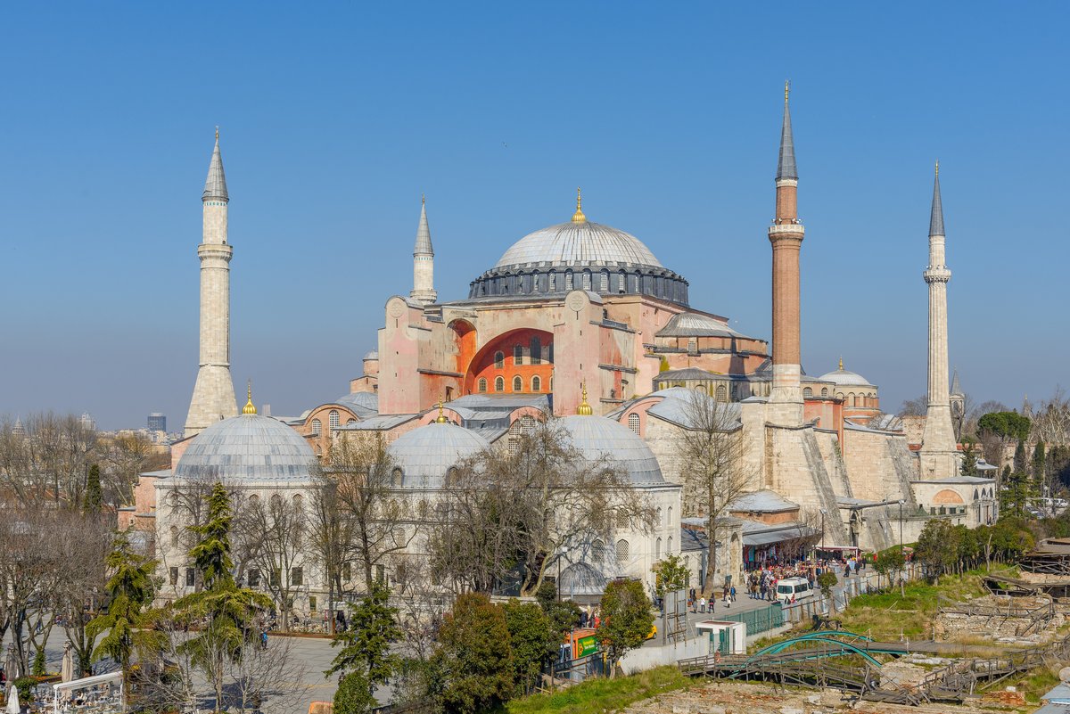 Hagia Sophia w Konstantynopolu (VI w.) — arcydzieło architektury bizantyjskiej z potężną kopułą. Bizancjum przechowało dziedzictwo antyku przez całe średniowiecze. · źródło: Arild Vågen, Wikimedia Commons, CC BY-SA 3.0