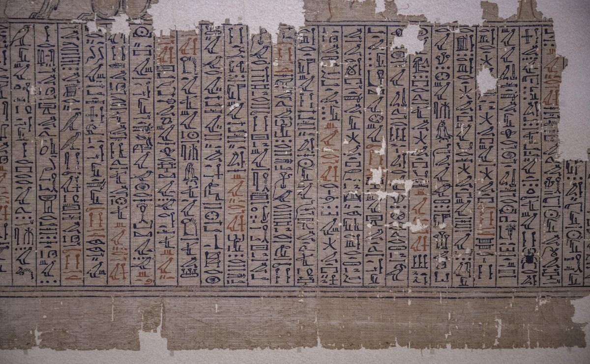 Fragment papirusu z hieroglifami (Księga Umarłych Ani). Hieroglify łączyły znaki obrazkowe i fonetyczne; odczytano je dopiero w XIX w. dzięki Kamieniowi z Rosetty. · źródło: Wilfredor, Wikimedia Commons, CC0