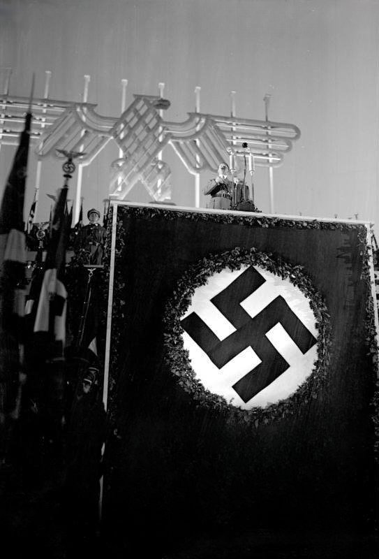 Adolf Hitler przemawia na zjeździe NSDAP w Norymberdze (1934). Nazizm łączył skrajny nacjonalizm, kult wodza i rasizm, prowadząc do II wojny i Holokaustu. · źródło: Bundesarchiv, Wikimedia Commons, CC BY-SA 3.0 DE