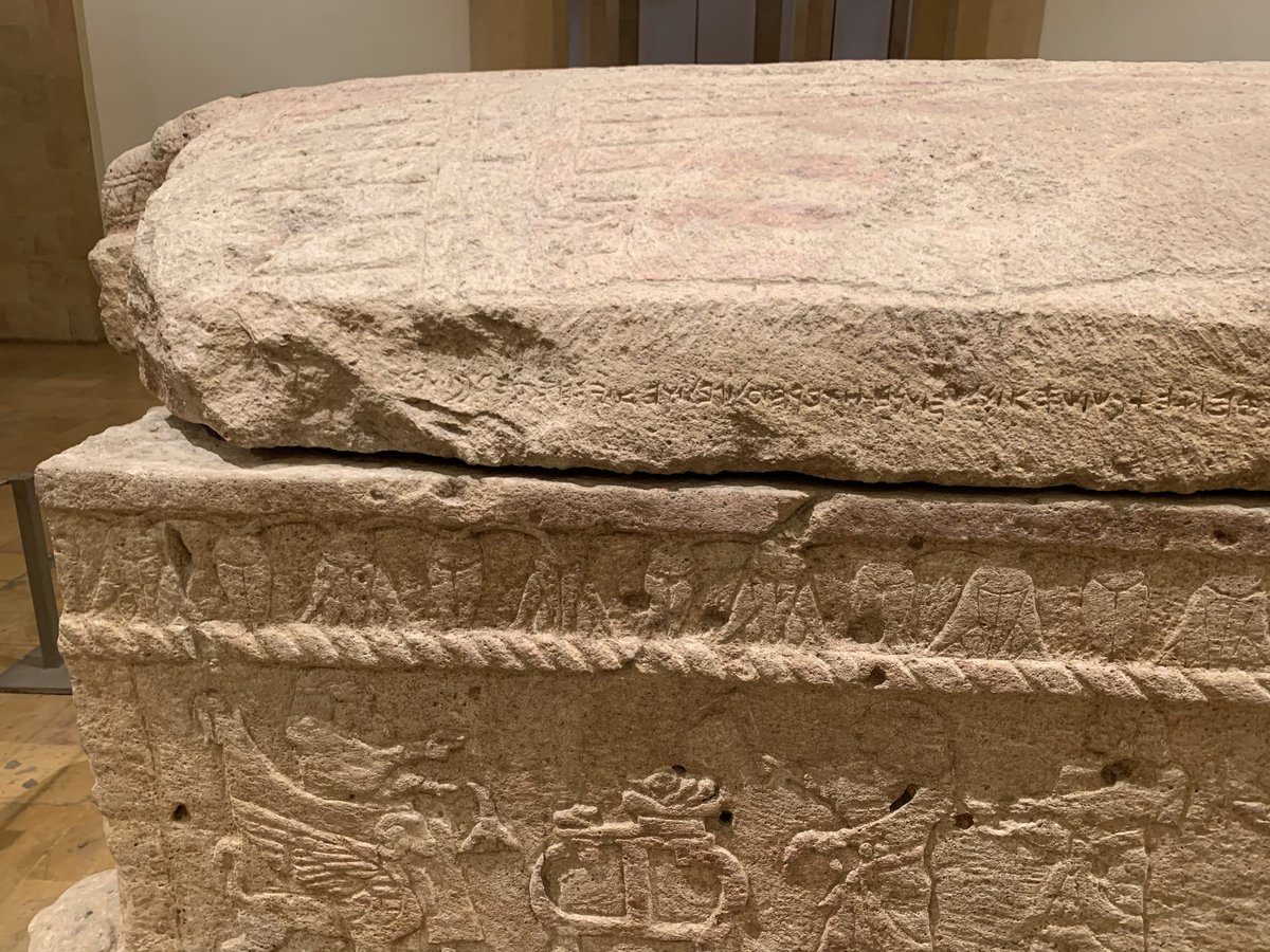 Inskrypcja w alfabecie fenickim (sarkofag Ahirama, ok. X w. p.n.e.). Fenicjanie stworzyli alfabet, w którym każdy znak odpowiada jednej głosce — przodek alfabetu greckiego i łacińskiego. · źródło: Onceinawhile, Wikimedia Commons, CC BY-SA 4.0
