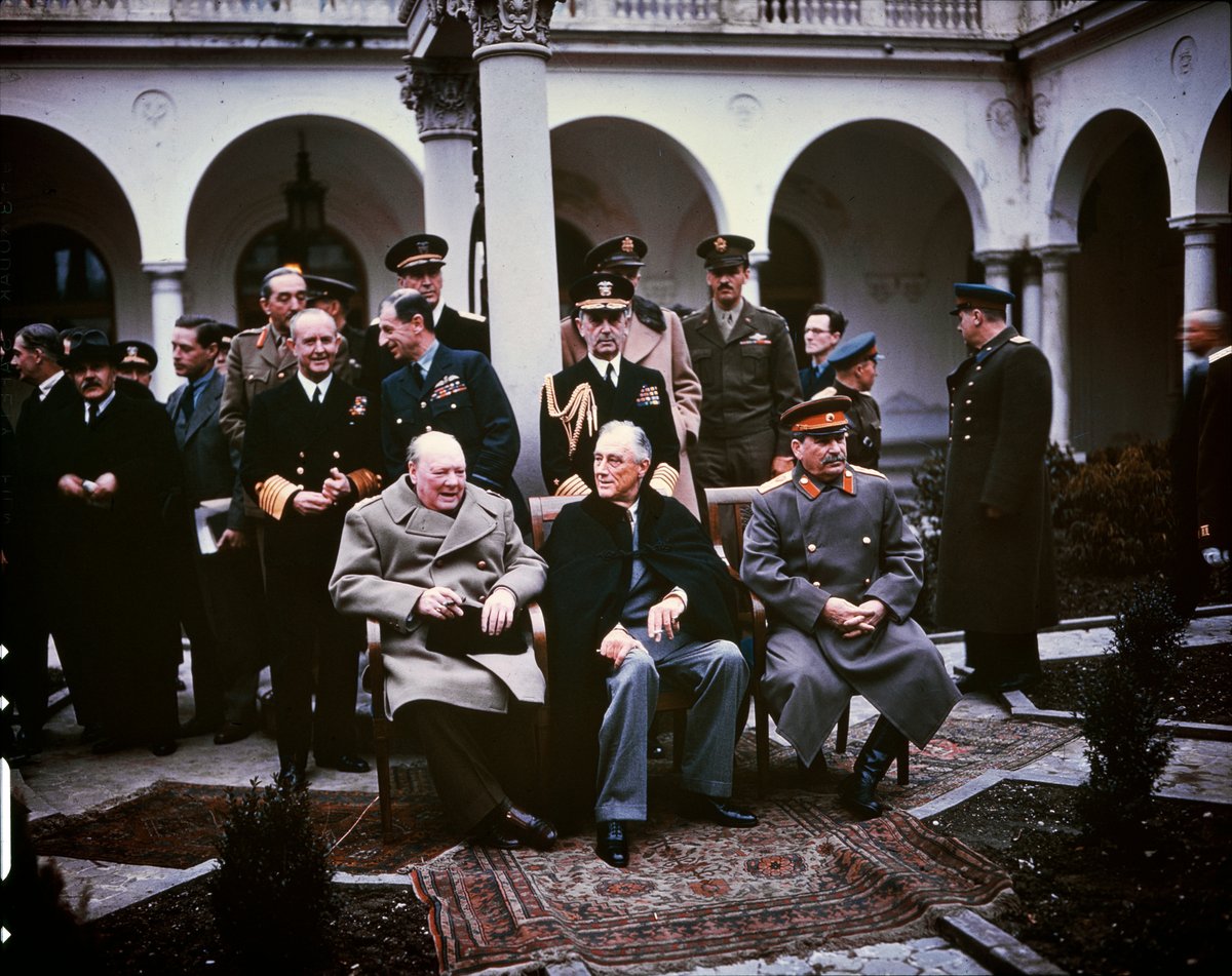 Wielka Trójka w Jałcie, luty 1945: Churchill, Roosevelt i Stalin. Ich decyzje ułożyły powojenny porządek — i zostawiły Polskę w radzieckiej strefie wpływów. · źródło: US Army Signal Corps, Wikimedia Commons, domena publiczna