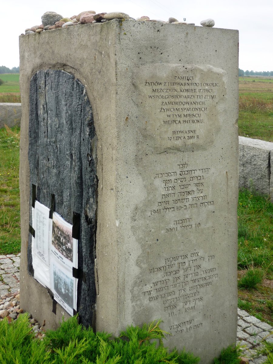 Pomnik w Jedwabnem upamiętniający Żydów zamordowanych w 1941 r. Debata wokół Jedwabnego pokazała, jak trudne i sporne bywa rozliczanie się z własną przeszłością. · źródło: Fczarnowski, Wikimedia Commons, CC BY-SA 3.0