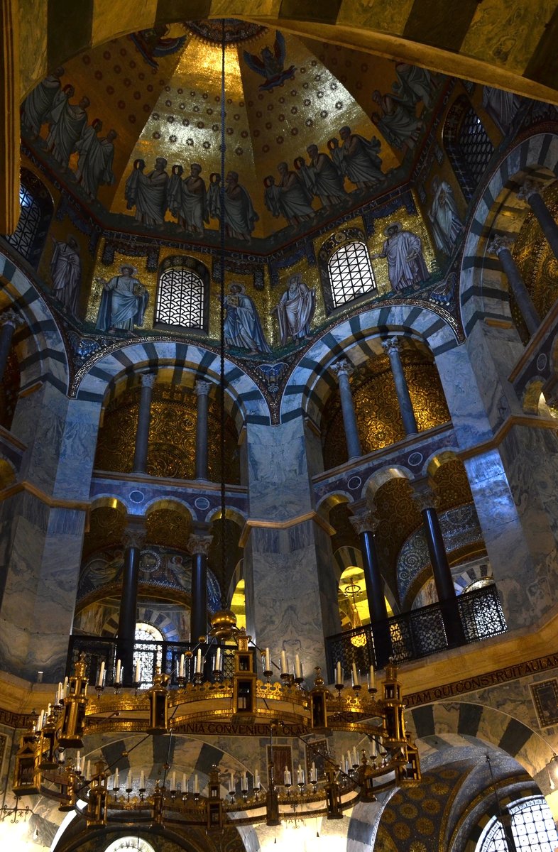 Wnętrze kaplicy palatyńskiej w Akwizgranie — perła architektury karolińskiej, wzorowana na bizantyjskim San Vitale. Była sercem dworu Karola Wielkiego. · źródło: Vassil, Wikimedia Commons, CC0