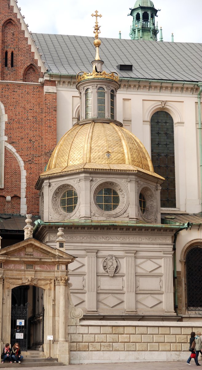 Kaplica Zygmuntowska na Wawelu (1517–1533) — perła renesansu w Polsce, ufundowana przez Zygmunta Starego, ze złoconą kopułą wzorowaną na sztuce włoskiej. · źródło: Cancre, Wikimedia Commons, CC BY-SA 3.0