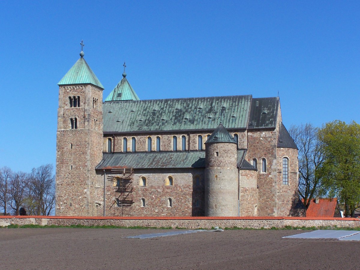 Kolegiata w Tumie pod Łęczycą (XII w.) — wzorzec architektury romańskiej w Polsce: surowa, obronna bryła z grubych kamiennych murów i dwiema zachodnimi wieżami. · źródło: Jan Mehlich, Wikimedia Commons, CC BY-SA 3.0