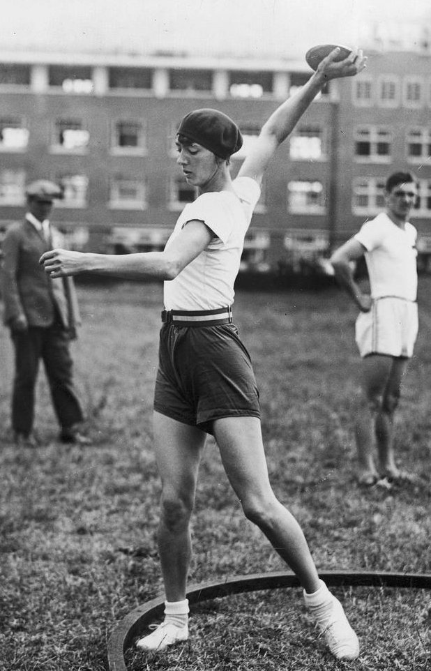 Halina Konopacka — pierwsza polska mistrzyni olimpijska (rzut dyskiem, Amsterdam 1928). Sport stał się masowym zjawiskiem i źródłem narodowej dumy. · źródło: nieznany, Wikimedia Commons, domena publiczna
