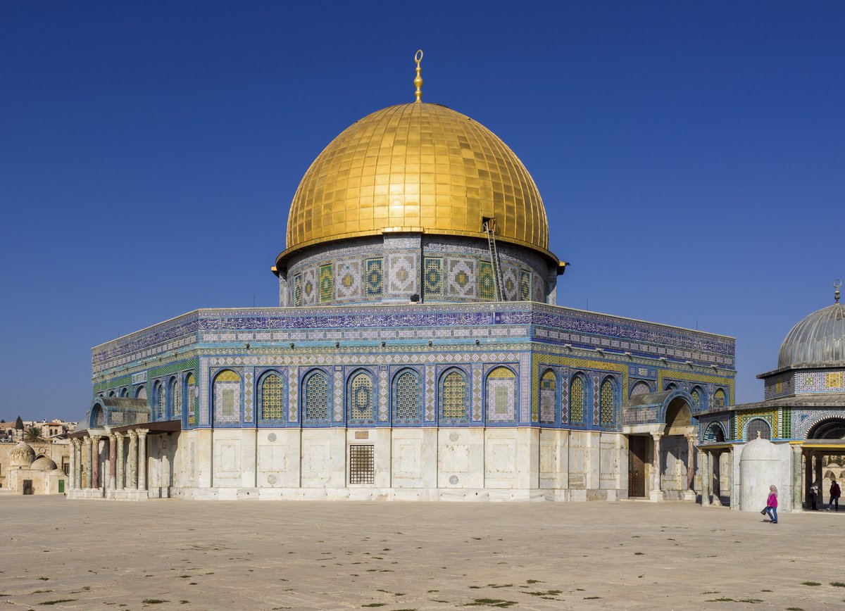 Kopuła na Skale w Jerozolimie (691 r.) — jeden z najstarszych zabytków architektury islamskiej. Kultura islamska rozwinęła sztukę, naukę i architekturę na podbitych terenach. · źródło: Andrew Shiva, Wikimedia Commons, CC BY-SA 4.0