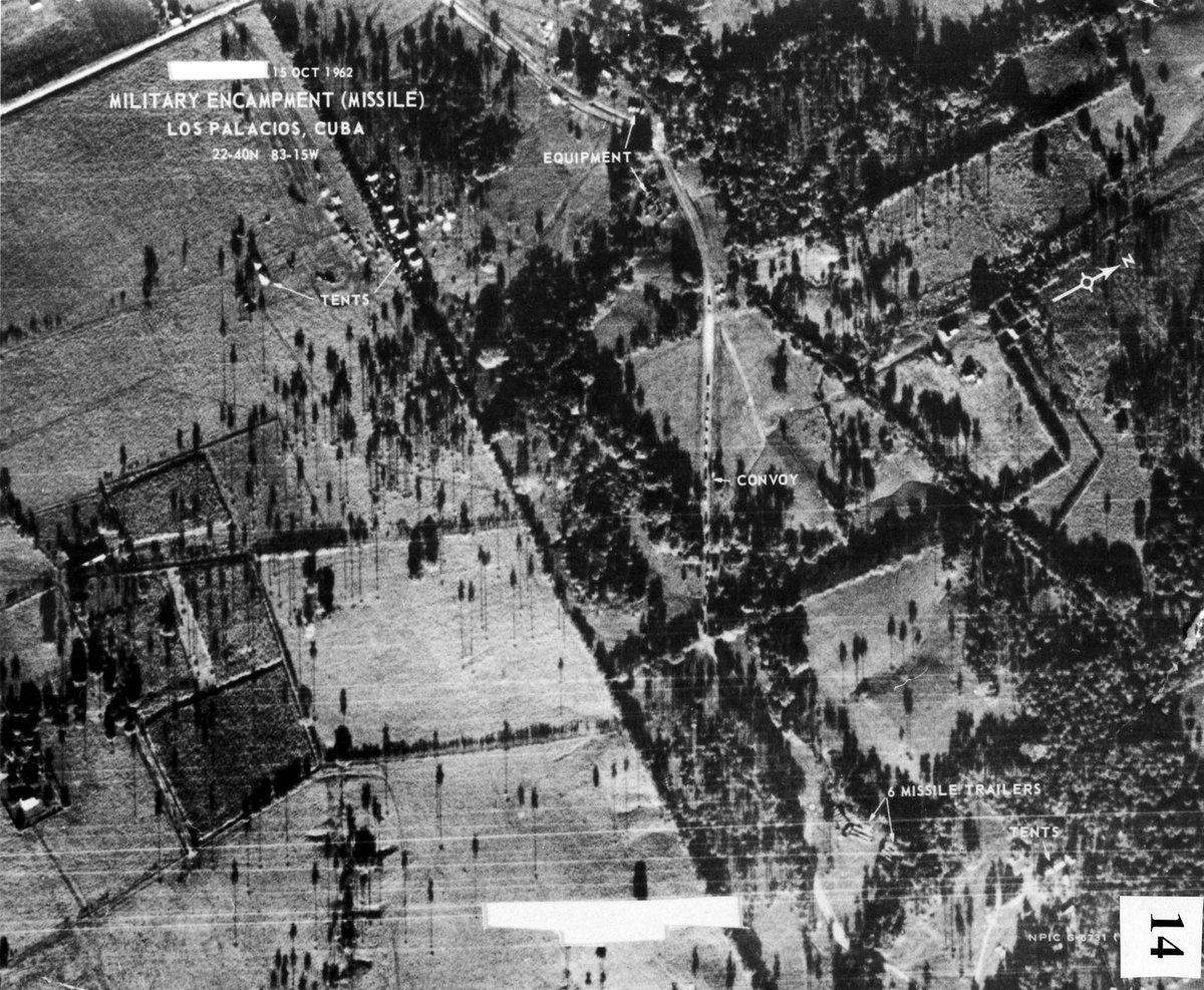Zdjęcie zwiadowcze U-2 ukazujące radzieckie wyrzutnie rakiet na Kubie (1962). Kryzys kubański był momentem, gdy świat najbardziej zbliżył się do wojny atomowej. · źródło: US Air Force, Wikimedia Commons, domena publiczna