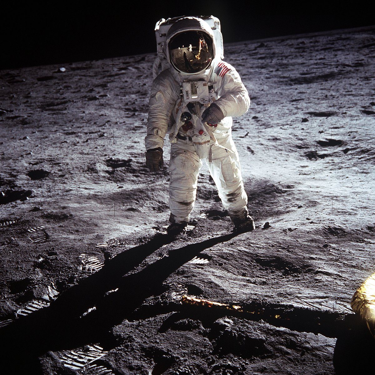Buzz Aldrin na Księżycu, misja Apollo 11 (1969). Wyścig kosmiczny był przedłużeniem rywalizacji supermocarstw — lądowanie na Księżycu wygrały USA. · źródło: NASA / Neil Armstrong, Wikimedia Commons, domena publiczna
