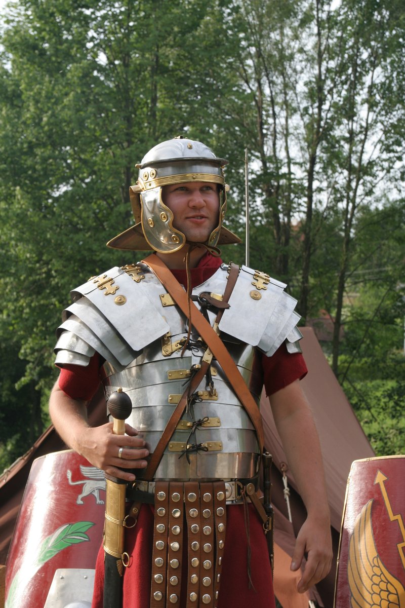 Legionista rzymski (rekonstrukcja) w zbroi lorica segmentata z hełmem i mieczem. Karne, dobrze wyszkolone legiony były narzędziem podbojów, które zbudowały imperium. · źródło: MatthiasKabel, Wikimedia Commons, CC BY-SA 3.0