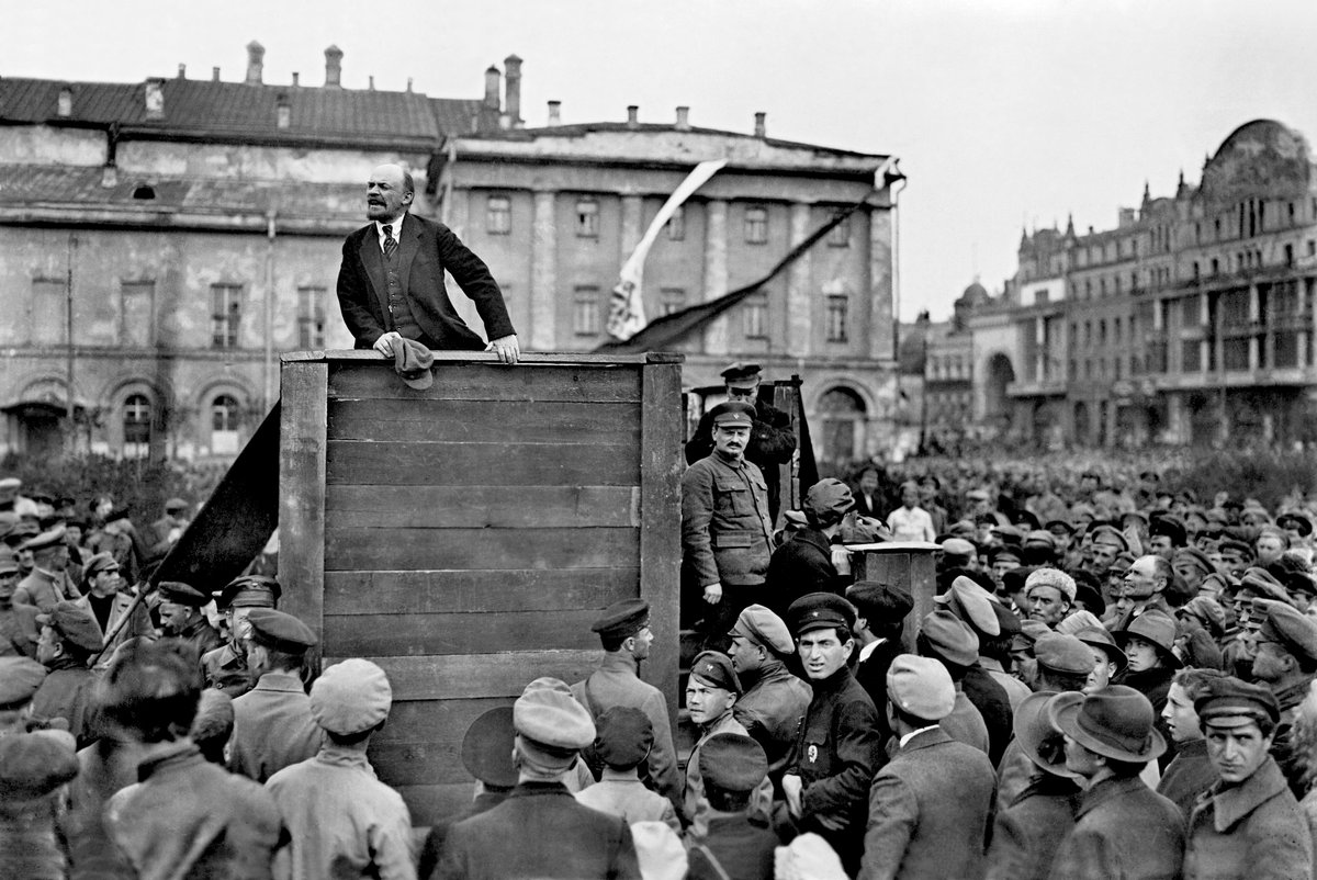 Włodzimierz Lenin przemawia do żołnierzy w Moskwie (1920). Twórca państwa bolszewickiego; po jego śmierci w 1924 r. władzę stopniowo przejął Stalin. · źródło: Grigorij Goldstein, Wikimedia Commons, domena publiczna