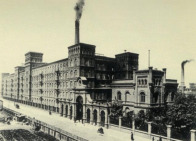 Fabryka Izraela Poznańskiego w Łodzi (ok. 1895). Po klęskach powstań pozytywiści głosili „pracę organiczną” — budowanie siły narodu przez gospodarkę i oświatę. · źródło: Bronisław Wilkoszewski, Wikimedia Commons, domena publiczna