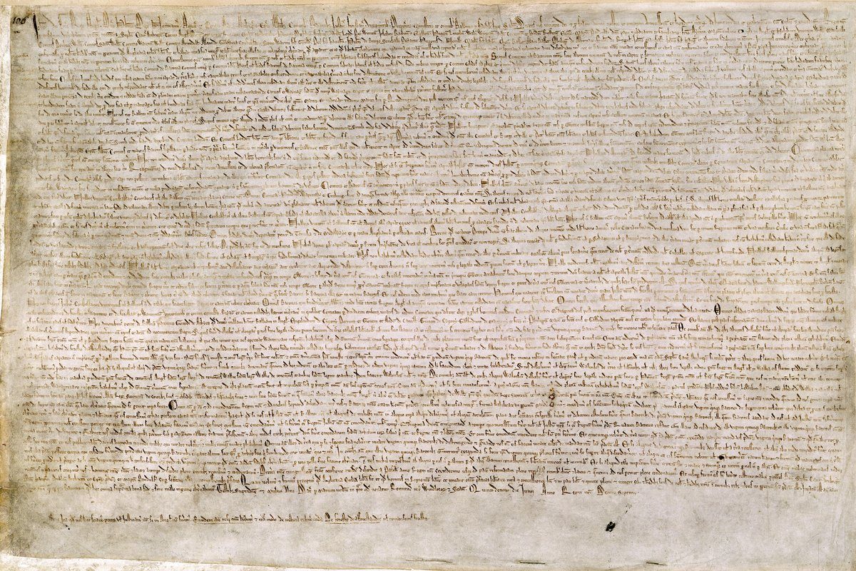 Wielka Karta Swobód (Magna Carta, 1215) — pergamin, którym angielscy baronowie ograniczyli władzę króla Jana bez Ziemi. Fundament idei, że władca podlega prawu. · źródło: British Library, Wikimedia Commons, domena publiczna