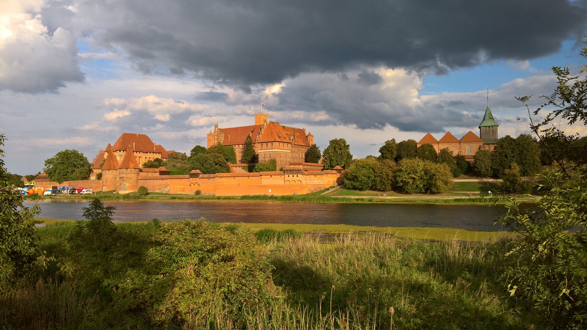Zamek w Malborku — potężna ceglana stolica państwa zakonnego, największa gotycka twierdza Europy. Drugi pokój toruński (1466) oddał Polsce Pomorze Gdańskie i lenne zwierzchnictwo nad Zakonem. · źródło: SimonCiminski, Wikimedia Commons, CC BY-SA 4.0