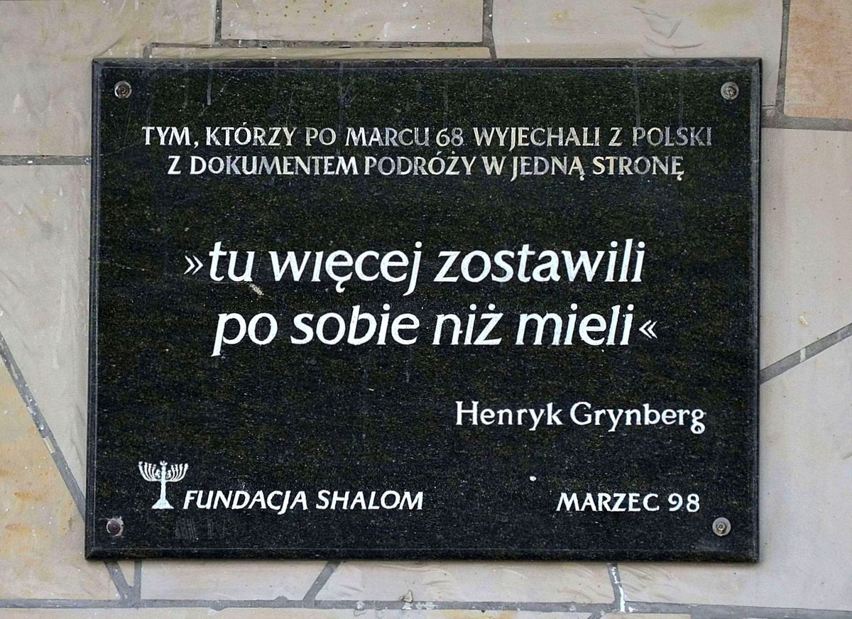 Tablica upamiętniająca Marzec 1968 na dworcu Gdańskim w Warszawie. Protesty studenckie stłumiono, a władze rozpętały haniebną kampanię antysemicką. · źródło: Adrian Grycuk, Wikimedia Commons, CC BY-SA 3.0 PL