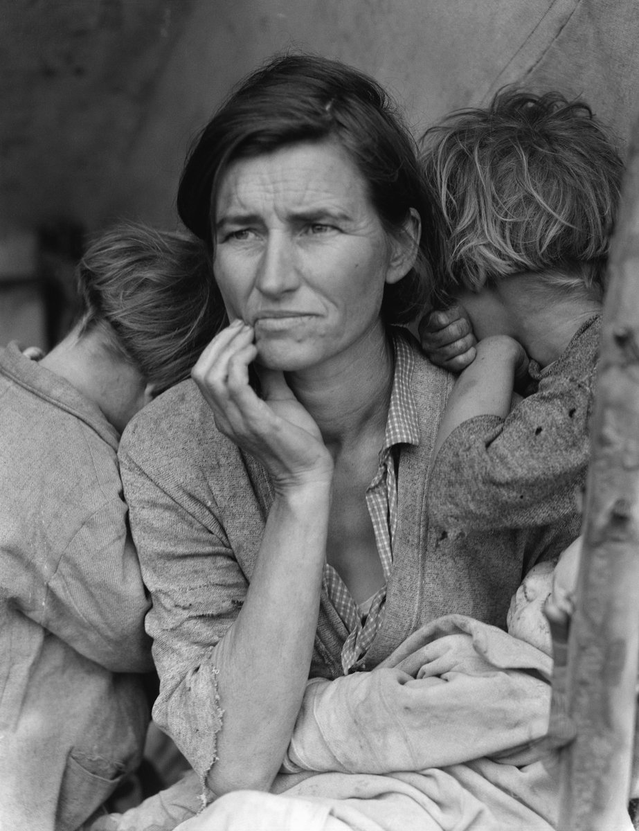 „Matka tułaczka” Dorothei Lange (1936) — symbol nędzy Wielkiego Kryzysu w USA. Bezrobocie sięgnęło 25%, miliony rodzin straciły dom i oszczędności. · źródło: Dorothea Lange, Wikimedia Commons, domena publiczna