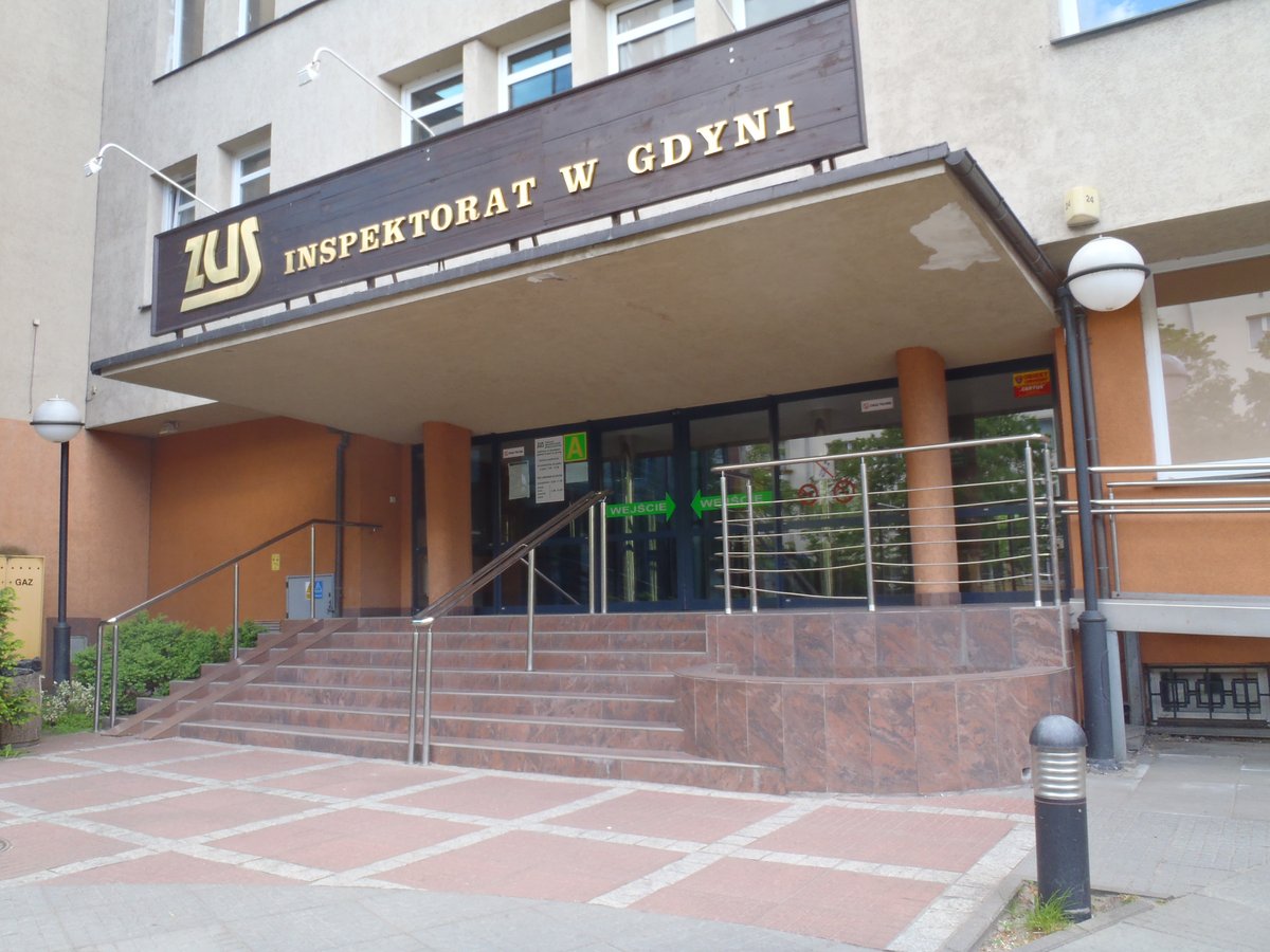 Modernistyczny gmach ZUS w Gdyni (proj. Roman Piotrowski, 1936). Funkcjonalna, oszczędna forma — Gdynia stała się wizytówką polskiego modernizmu lat 30. · źródło: Krzysztof Różański, Wikimedia Commons, CC BY-SA 3.0
