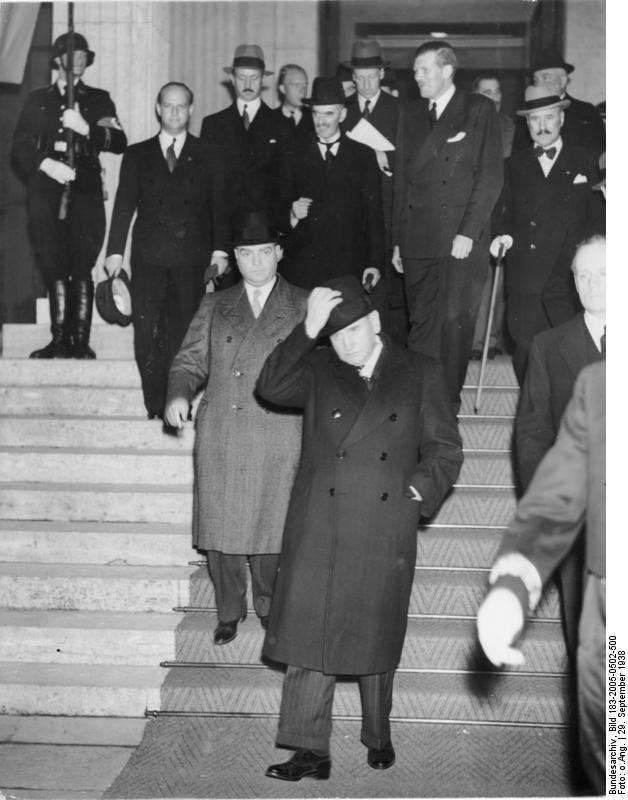 Po konferencji monachijskiej (1938) — Chamberlain i Daladier. Mocarstwa zachodnie, łudząc się pokojem, zgodziły się oddać Hitlerowi czeskie Sudety (polityka appeasementu). · źródło: Bundesarchiv, Wikimedia Commons, CC BY-SA 3.0 DE