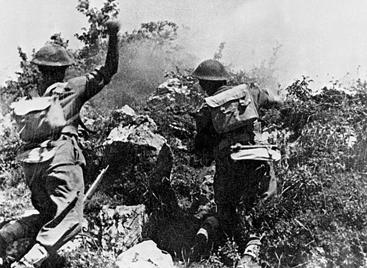 Żołnierze 2. Korpusu Polskiego pod Monte Cassino, maj 1944. Zdobycie tej kluczowej pozycji otworzyło aliantom drogę na Rzym. · źródło: nieznany, Wikimedia Commons, domena publiczna