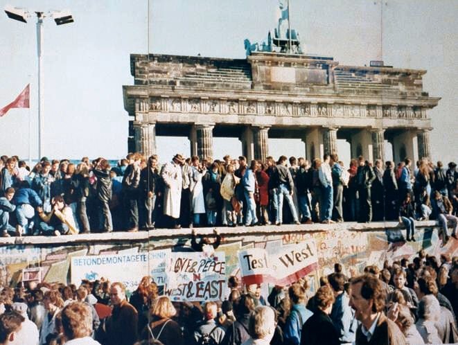 Mieszkańcy Berlina Wschodniego i Zachodniego przy Bramie Brandenburskiej, 1989. Upadek muru berlińskiego zwiastował rozpad bloku wschodniego i samego ZSRR. · źródło: Lear 21, Wikimedia Commons, CC BY-SA 3.0