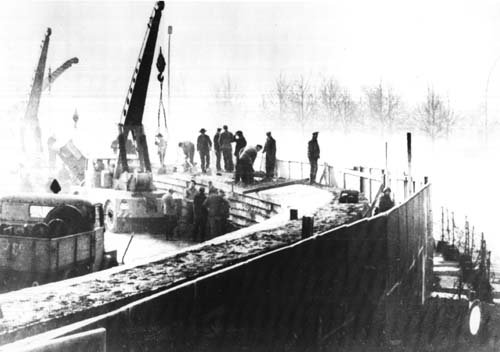 Budowa muru berlińskiego, 1961. Mur przeciął miasto na pół, stając się najbardziej namacalnym symbolem podziału świata na dwa wrogie bloki. · źródło: National Archives USA, Wikimedia Commons, domena publiczna