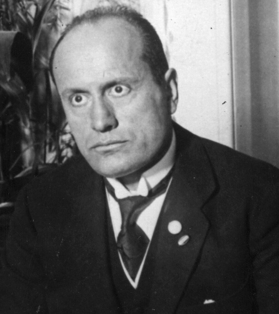 Benito Mussolini (1922) — twórca faszyzmu i dyktator Włoch. Po „marszu na Rzym” przejął władzę, budując pierwsze państwo faszystowskie. · źródło: Topical Press Agency, Wikimedia Commons, domena publiczna
