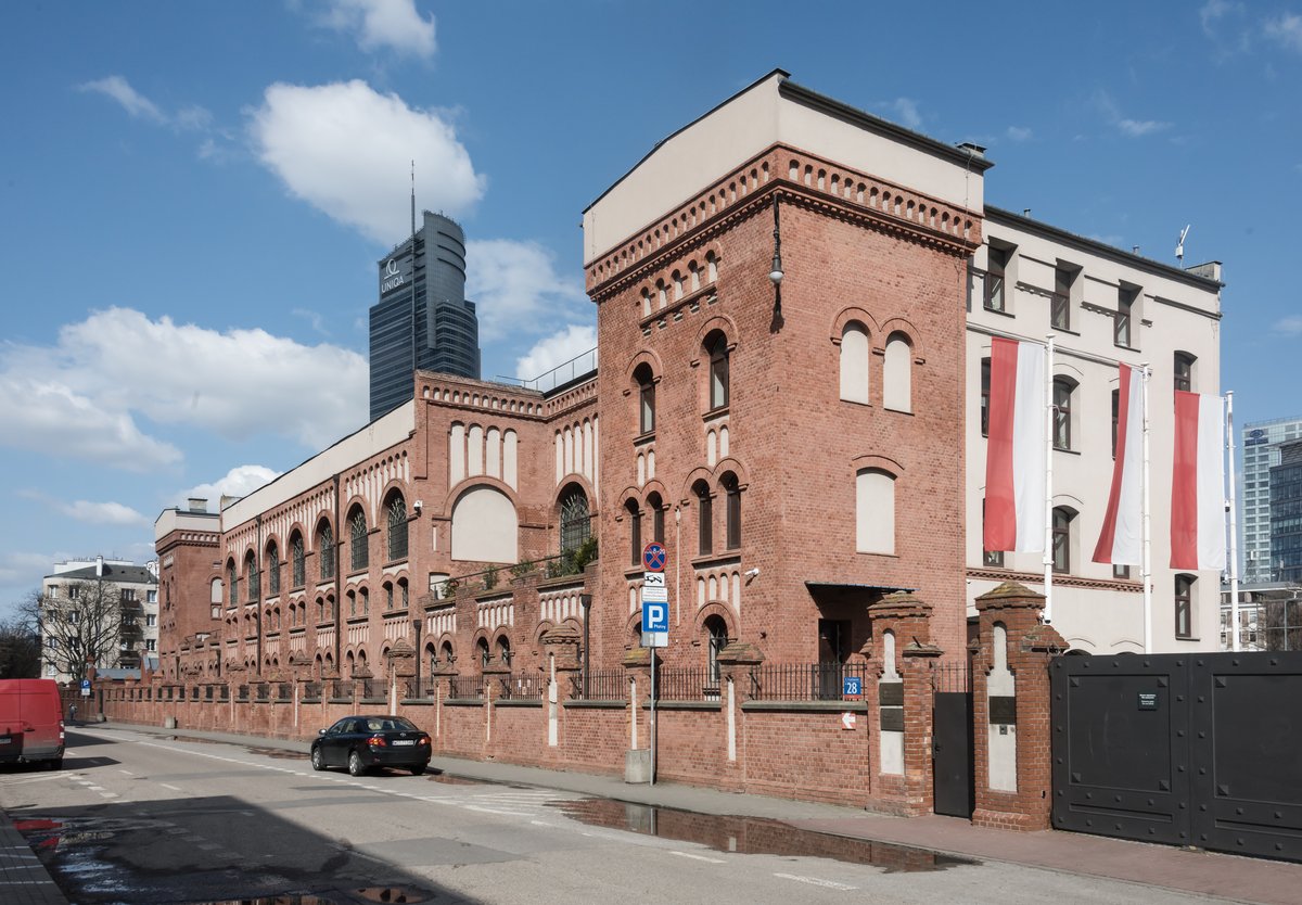 Wnętrze Muzeum Powstania Warszawskiego. Współczesne muzea historyczne nie tylko gromadzą eksponaty, ale budują opowieść o przeszłości, kształtując pamięć zbiorową. · źródło: Adrian Grycuk, Wikimedia Commons, CC BY-SA 3.0 PL