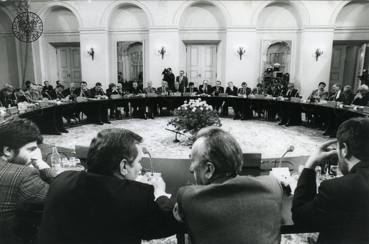 Obrady Okrągłego Stołu, 1989. Rozmowy władzy z opozycją otworzyły drogę do częściowo wolnych wyborów i pokojowego końca komunizmu. · źródło: nieznany, Wikimedia Commons, domena publiczna