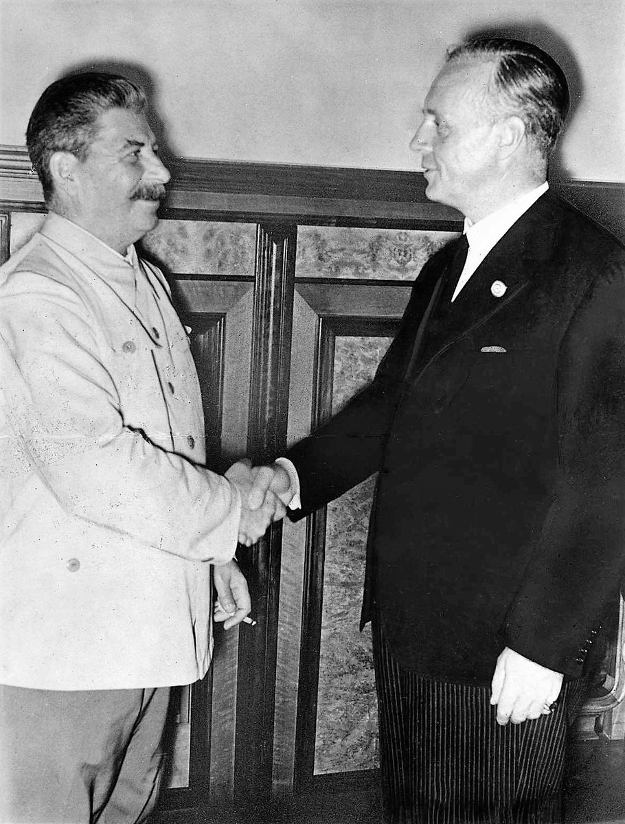 Stalin i Ribbentrop na Kremlu, 23 sierpnia 1939. Tajny pakt III Rzeszy i ZSRR podzielił Europę Środkową na strefy wpływów, przesądzając los Polski. · źródło: Bundesarchiv, Wikimedia Commons, CC BY-SA 3.0 DE