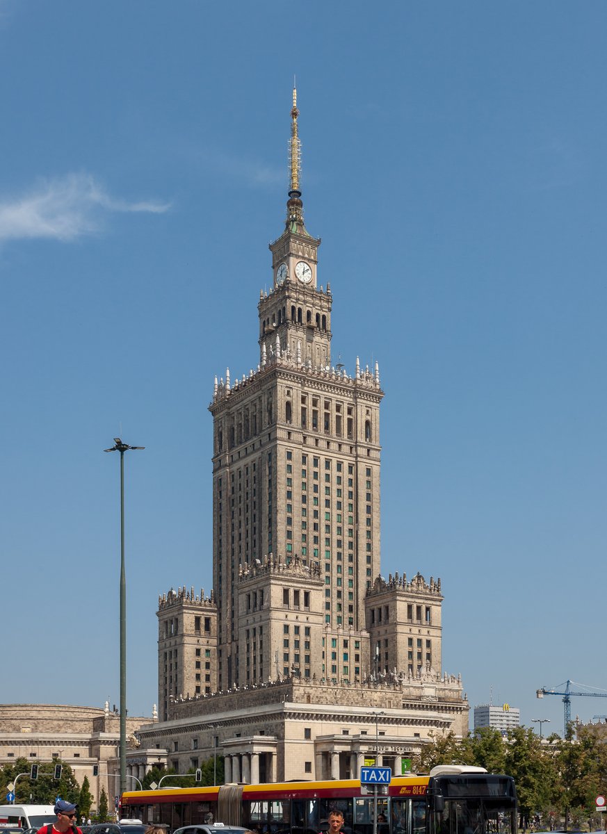 Pałac Kultury i Nauki w Warszawie — „dar Stalina” (1955). Monumentalny socrealizm miał symbolizować potęgę systemu i radziecką dominację nad Polską. · źródło: Marco Almbauer, Wikimedia Commons, CC BY-SA 4.0