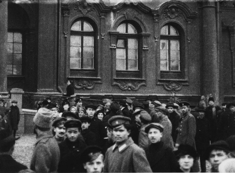 Po zdobyciu Pałacu Zimowego w Piotrogrodzie (1917). Bolszewicy Lenina przejęli władzę w zbrojnym przewrocie, obalając Rząd Tymczasowy. · źródło: Piotr Nowicki, Wikimedia Commons, domena publiczna