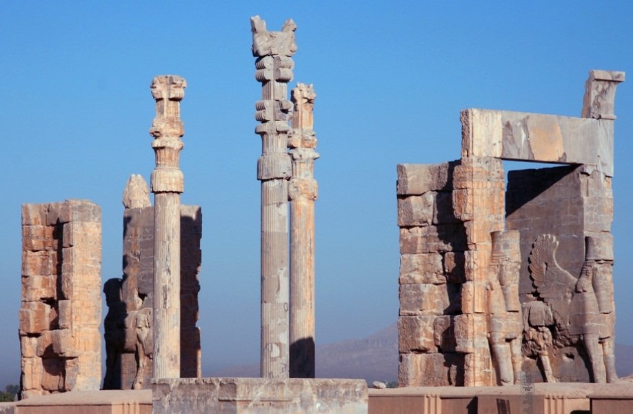 Brama Wszystkich Narodów w Persepolis — stolicy imperium perskiego Achemenidów. Persowie zbudowali pierwsze wielkie imperium tolerujące różne ludy i religie. · źródło: Alborzagros, Wikimedia Commons, CC BY-SA 3.0