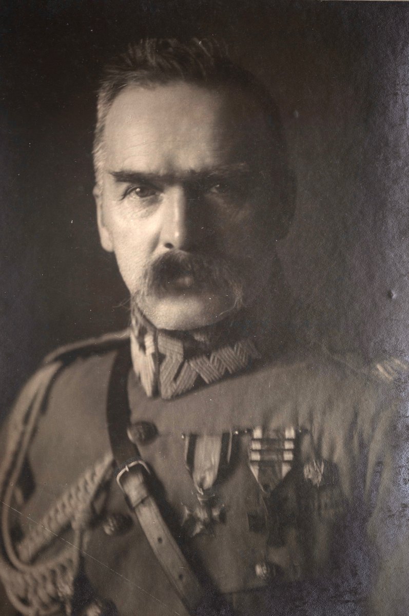 Józef Piłsudski — Naczelnik Państwa. Stawiał na czyn zbrojny; 11 listopada 1918 r. objął zwierzchnictwo nad wojskiem odradzającej się Polski. · źródło: Witold Pikiel, Wikimedia Commons, domena publiczna