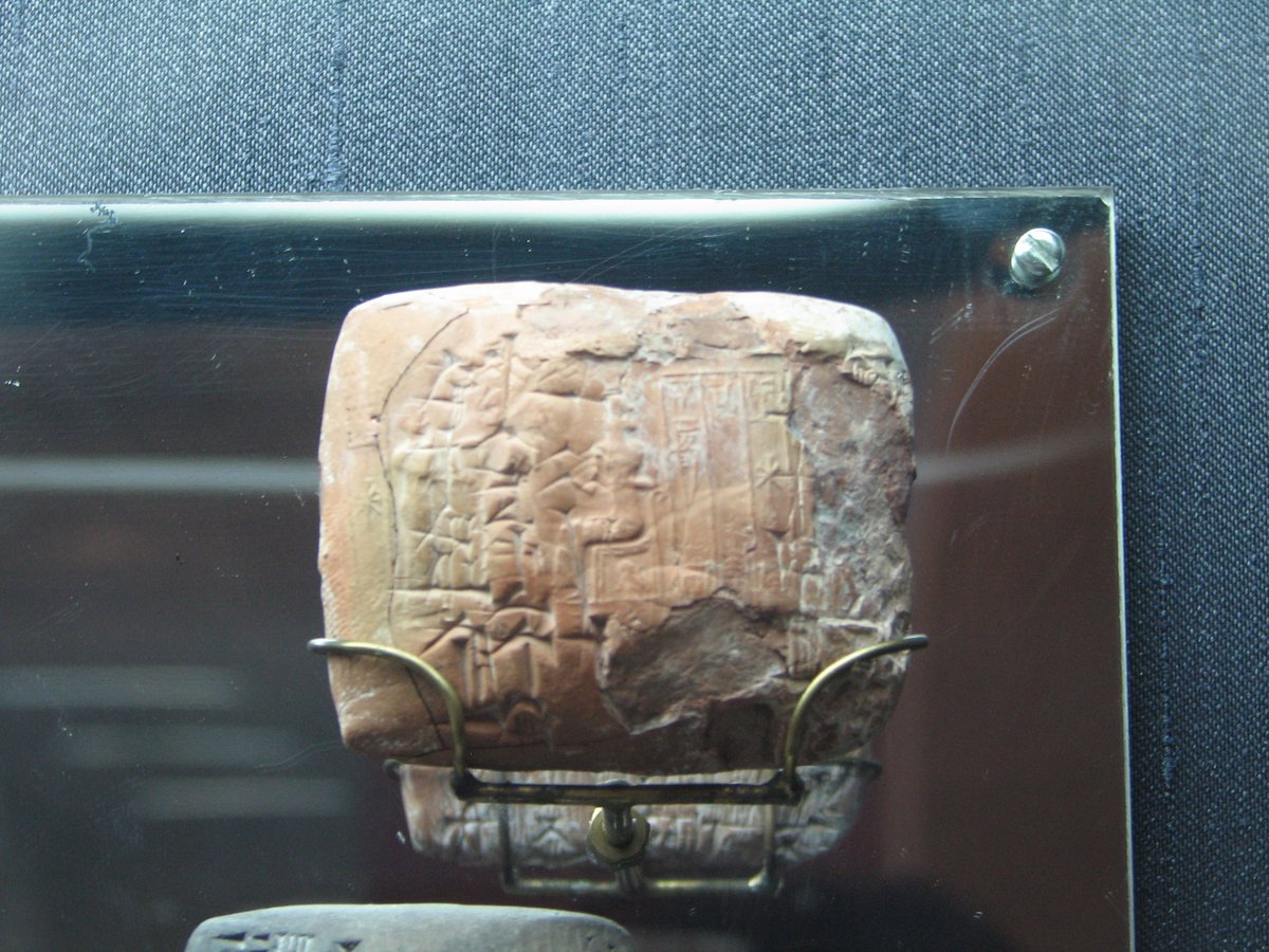 Gliniana tabliczka z pismem klinowym. Znaki odciskano rylcem w wilgotnej glinie; to najstarszy znany system pisma (od ok. 3200 p.n.e.). · źródło: Hanay, Wikimedia Commons, CC BY-SA 3.0