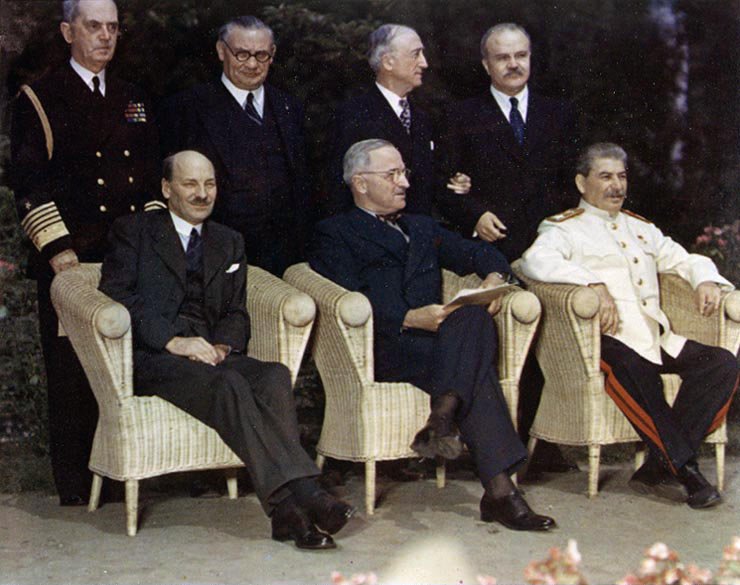 Konferencja w Poczdamie, lipiec 1945: Attlee, Truman i Stalin. Ustalono granice powojennych Niemiec i Polski oraz przesiedlenia ludności. · źródło: US Army Signal Corps, Wikimedia Commons, domena publiczna
