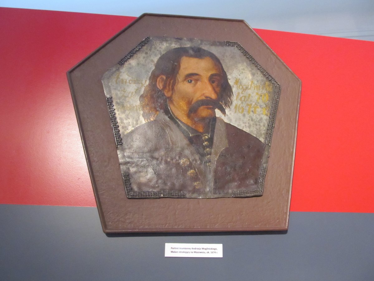 Portret trumienny Andrzeja Mogilnickiego (ok. 1674). Malowane na blasze wizerunki zmarłych, przybijane do trumny, to unikatowy w Europie wytwór kultury sarmackiej. · źródło: Qkiel, Wikimedia Commons, CC BY-SA 4.0