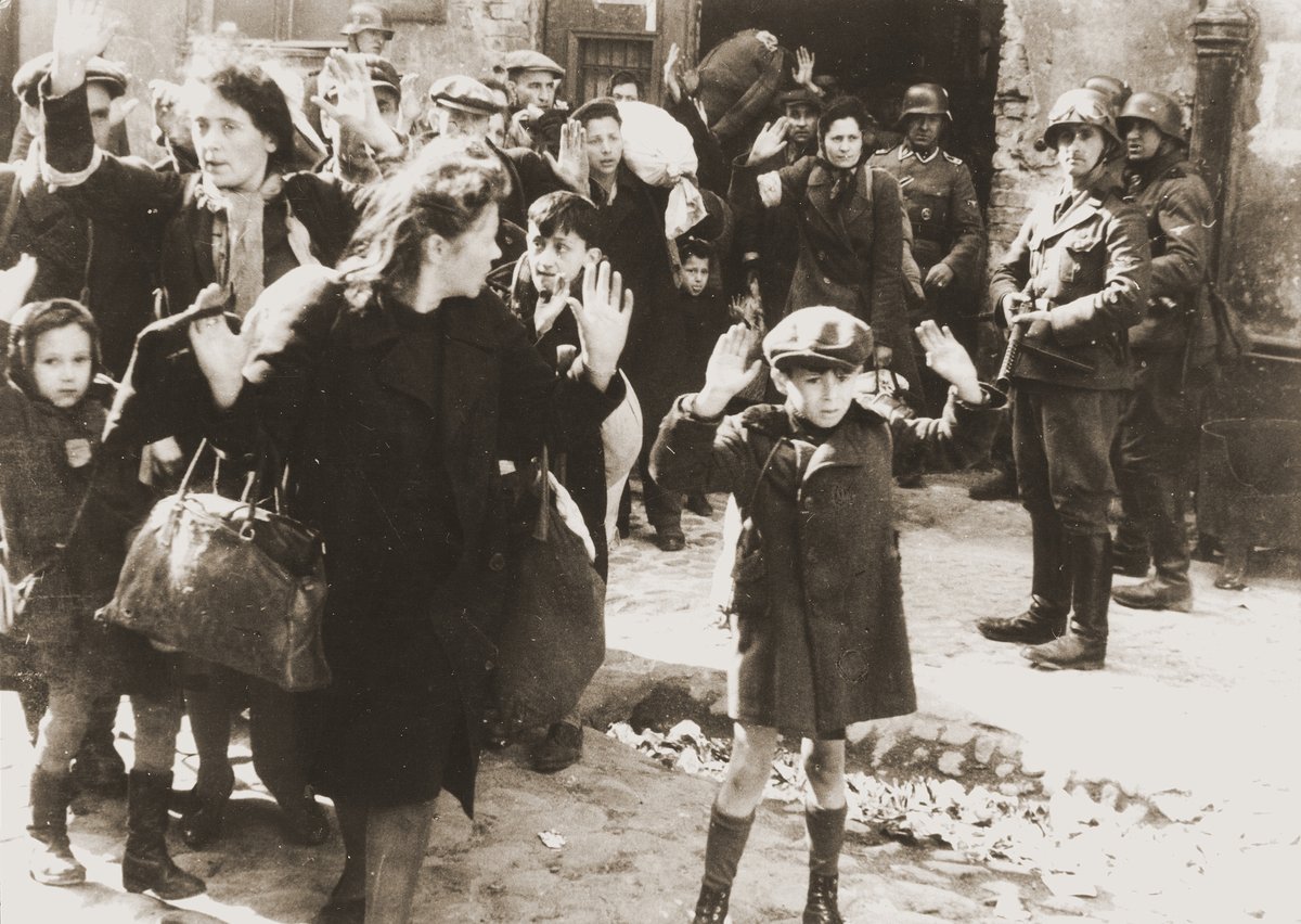 Fotografia z niemieckiego raportu Stroopa o stłumieniu powstania w getcie warszawskim (1943). Mimo beznadziei Żydzi podjęli zbrojny opór wobec zagłady. · źródło: dokument niemiecki, Wikimedia Commons, domena publiczna
