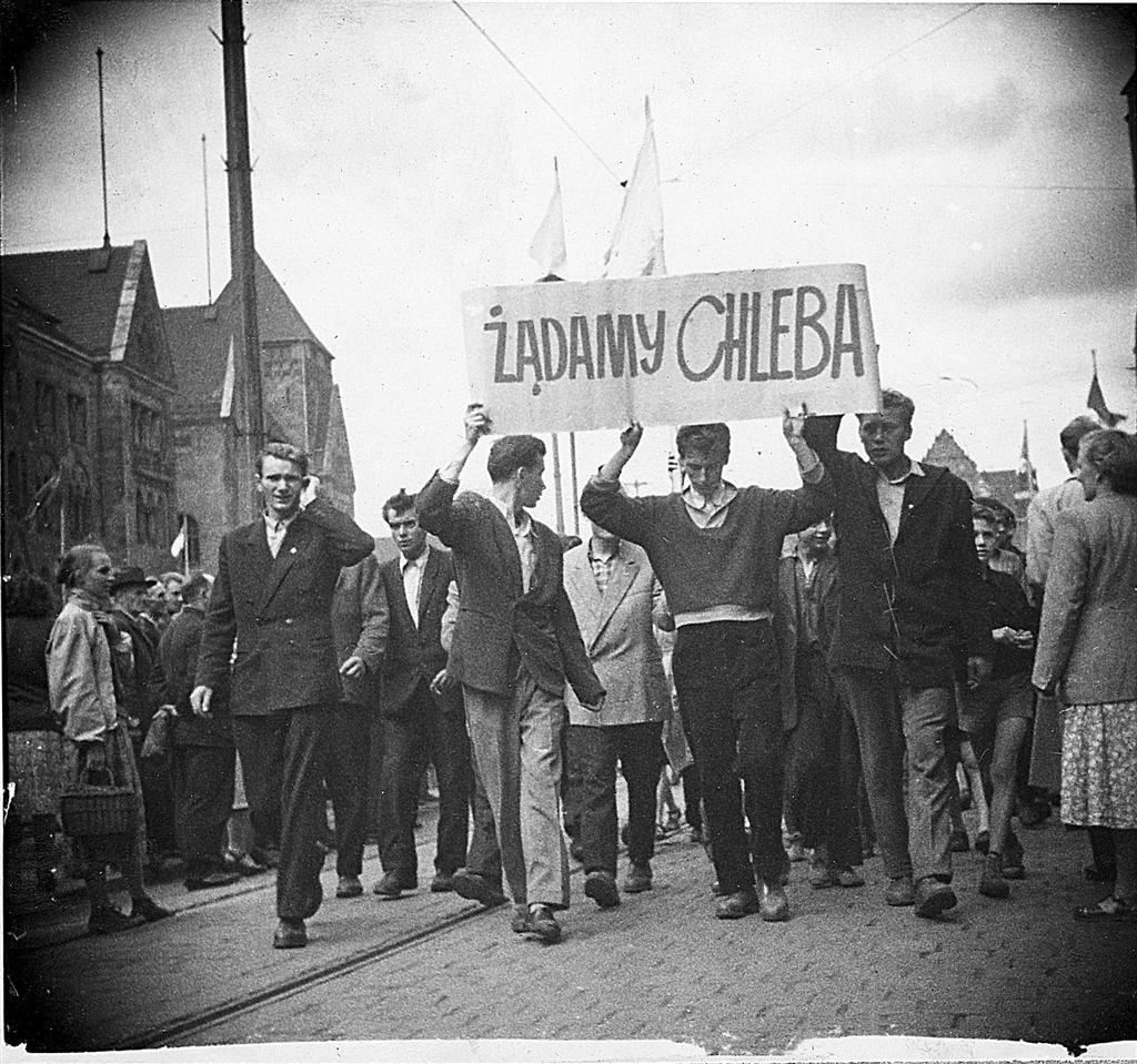Poznański Czerwiec 1956 — robotnicza manifestacja z transparentem „Żądamy chleba!”. Pierwszy masowy bunt przeciw komunizmowi został krwawo stłumiony. · źródło: nieznany, Wikimedia Commons, domena publiczna
