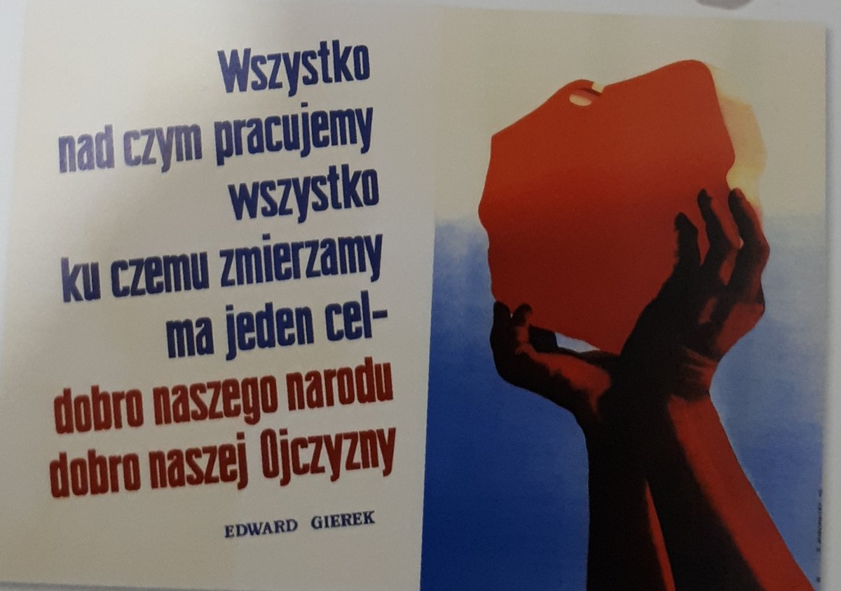Propaganda komunistyczna w PRL. Komuniści przejmowali władzę nie przez wolne wybory, lecz przez fałszerstwa, terror i wszechobecną propagandę. · źródło: Rakoon, Wikimedia Commons, CC0