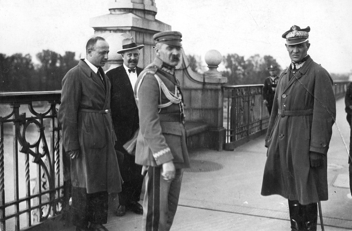 Józef Piłsudski na moście Poniatowskiego, 12 maja 1926. Zbrojnym przewrotem majowym obalił rząd, zaprowadzając rządy sanacji. · źródło: Marian Fuks, Wikimedia Commons, domena publiczna
