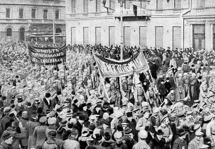Demonstracja żołnierzy w Piotrogrodzie, luty 1917. Masowe, oddolne protesty obaliły carat i zakończyły trzystuletnie rządy Romanowów. · źródło: nieznany, Wikimedia Commons, domena publiczna