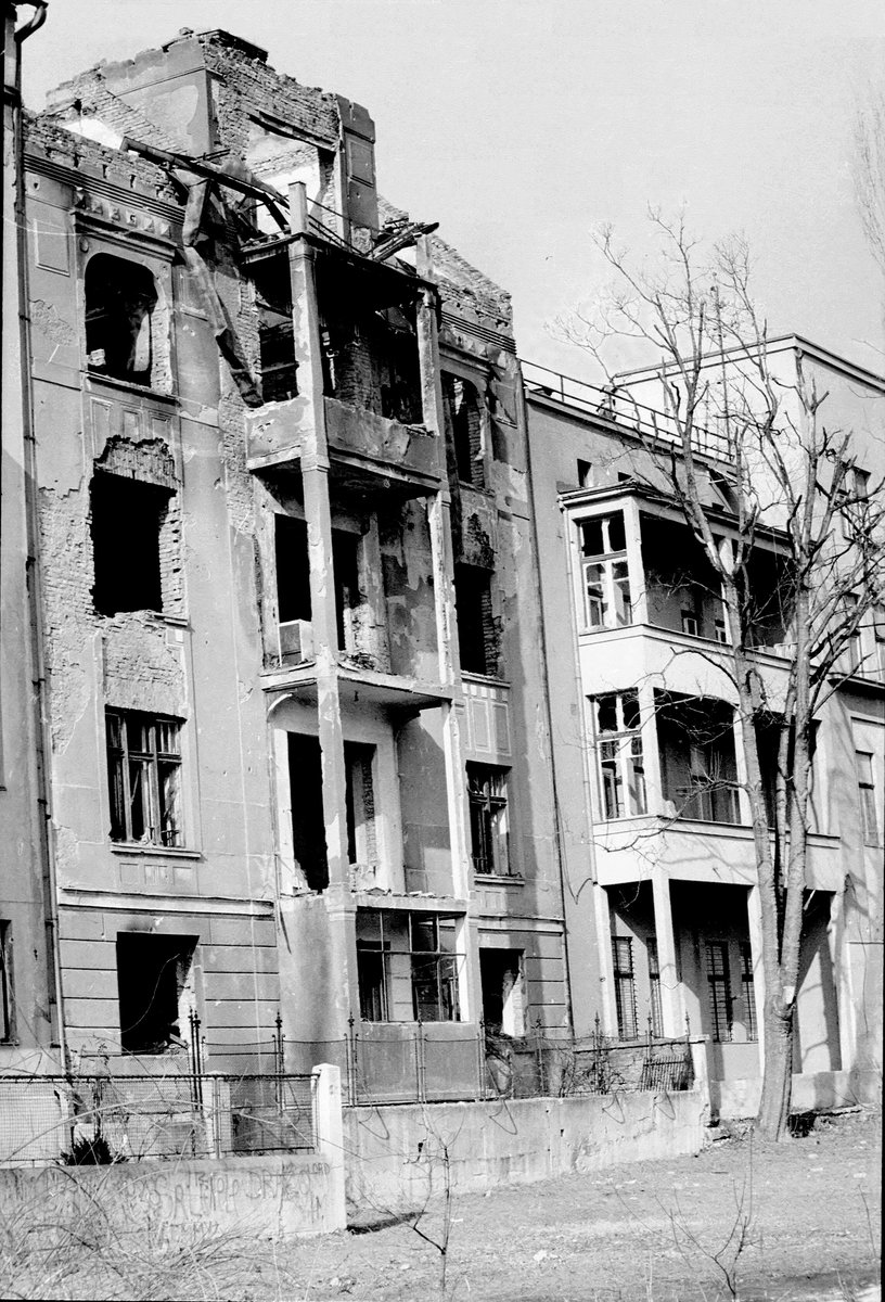 Zniszczenia w oblężonym Sarajewie (1992). Krwawy rozpad Jugosławii przyniósł najcięższe wojny w Europie po 1945 r. · źródło: Christian Maréchal, Wikimedia Commons, CC BY 3.0