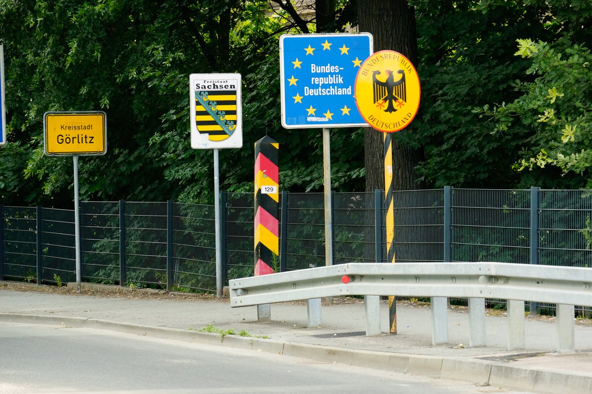 Dawne przejście graniczne w Zgorzelcu na granicy z Niemcami. Wejście do strefy Schengen (2007) zniosło kontrole graniczne i umożliwiło swobodne podróżowanie. · źródło: Adam Kliczek, Wikimedia Commons, CC BY-SA 3.0