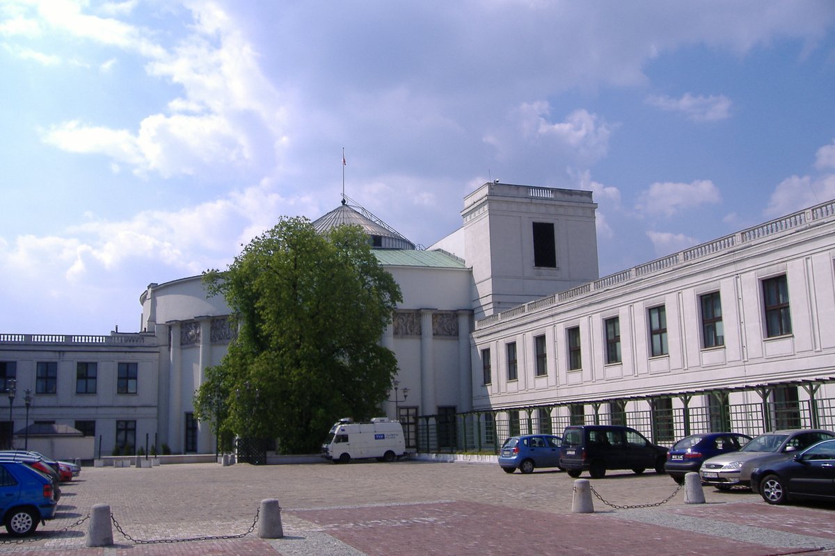 Gmach Sejmu RP w Warszawie. Konstytucja z 1997 r. ugruntowała demokratyczny ustrój III Rzeczypospolitej; w 1999 r. Polska wstąpiła do NATO. · źródło: Janusz Jurzyk, Wikimedia Commons, CC BY-SA 3.0