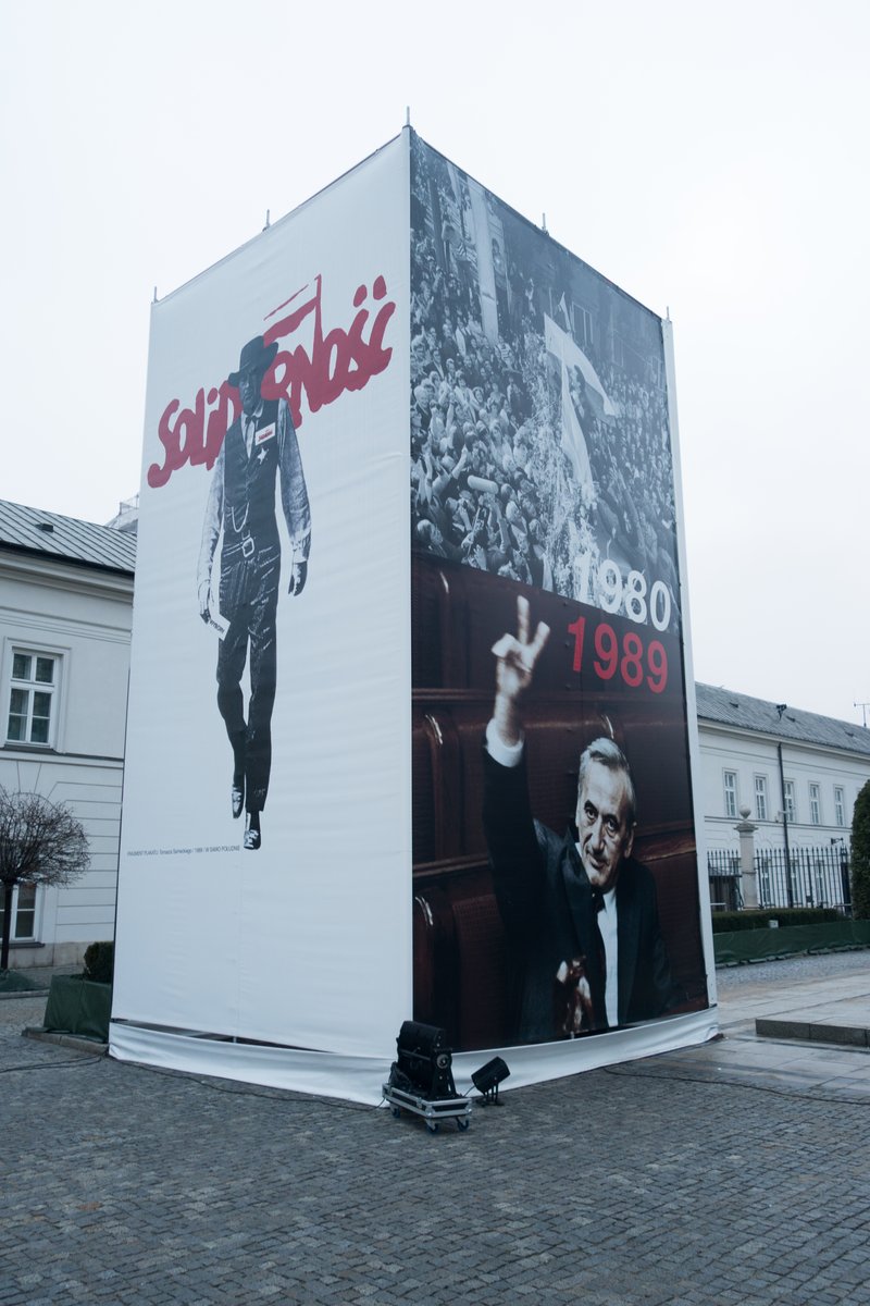 Napis „Solidarność” na pomniku w Gdańsku. Mimo delegalizacji związek działał w podziemiu, podtrzymując nadzieję na zmianę. · źródło: Thomas Quine, Wikimedia Commons, CC BY 2.0