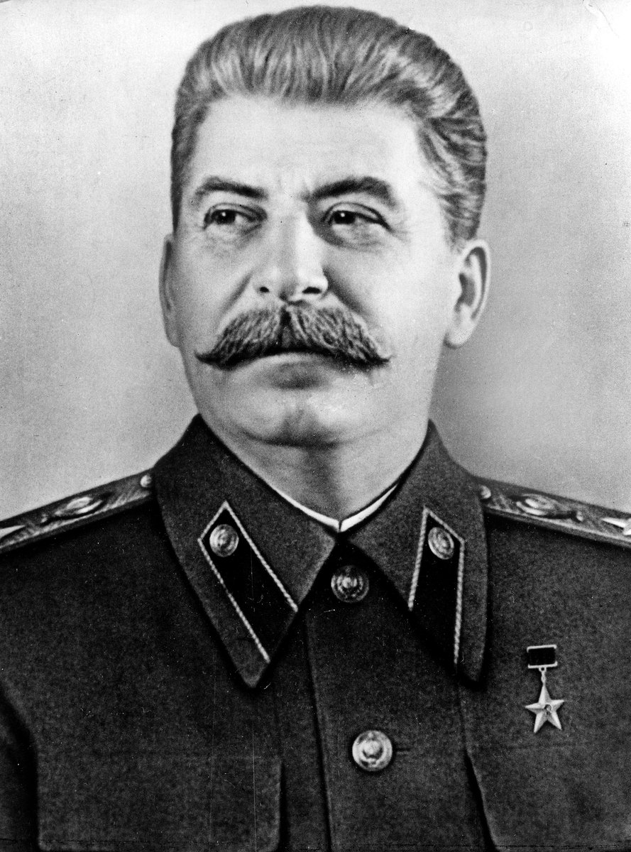Józef Stalin — dyktator ZSRR. Zbudował system terroru: kolektywizację, łagry i wielką czystkę, w których zginęły miliony ludzi. · źródło: Iwan Szagin, Wikimedia Commons, domena publiczna