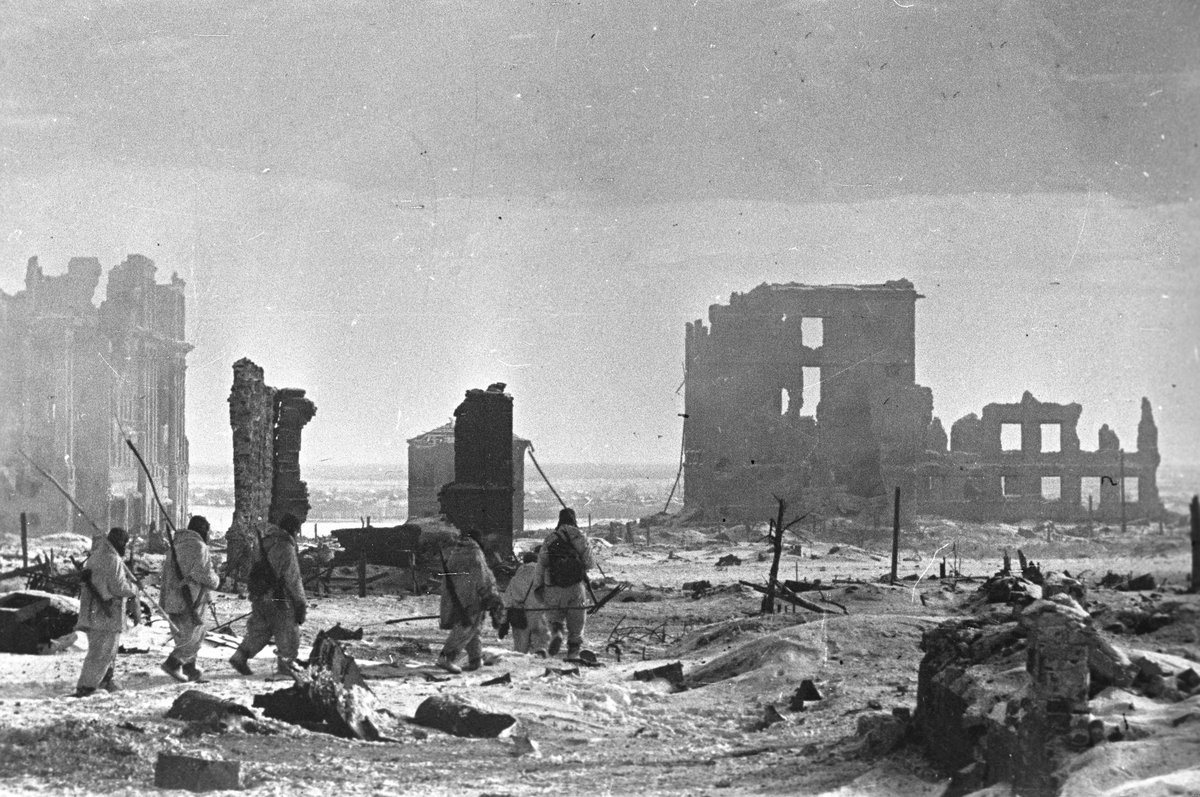 Ruiny Stalingradu po bitwie, luty 1943. Klęska niemieckiej 6. Armii pod Stalingradem była przełomem wojny na froncie wschodnim. · źródło: Gieorgij Zelma / RIA Nowosti, Wikimedia Commons, CC BY-SA 3.0