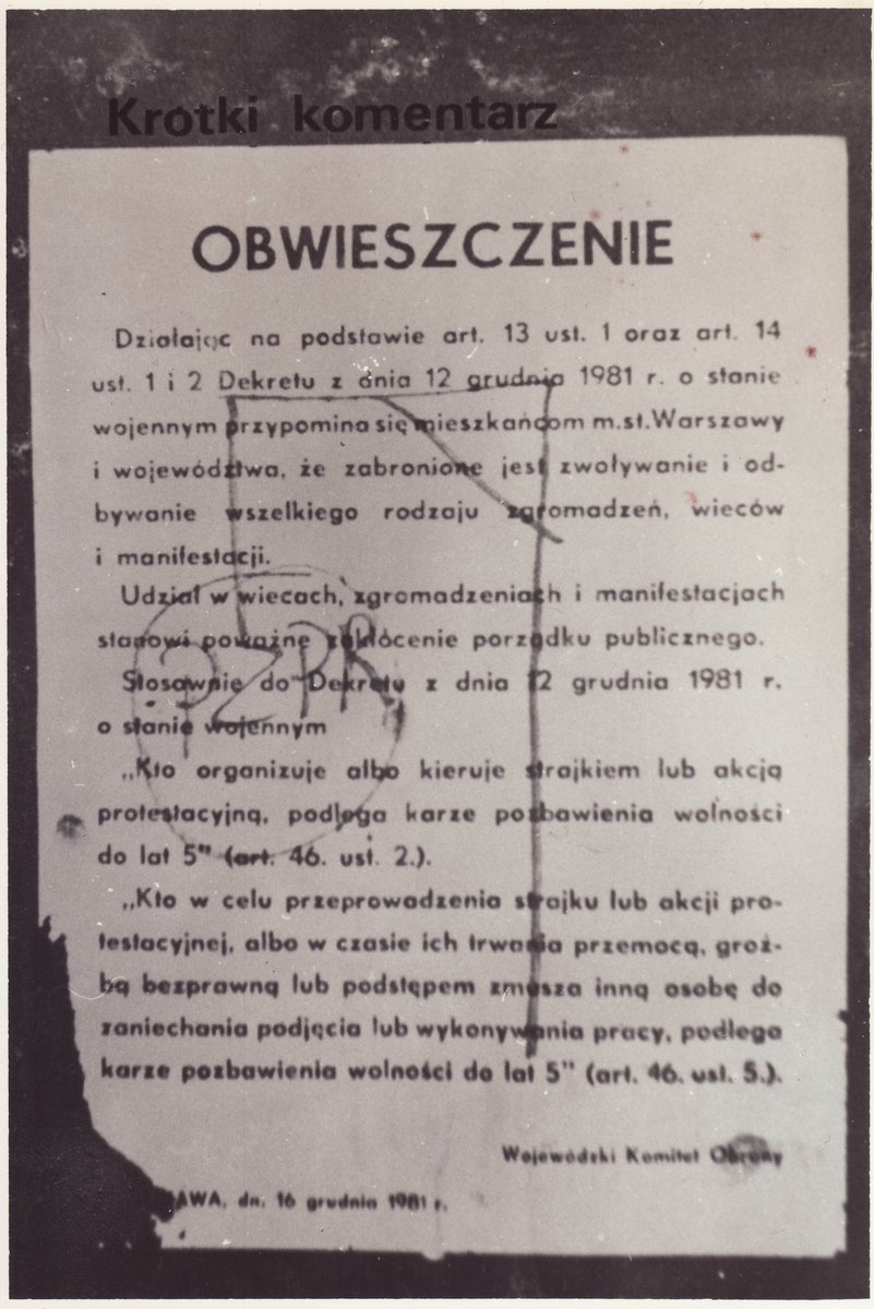 Stan wojenny w Polsce (1981) — siły ZOMO i wojsko na ulicach. Władze zdławiły „Solidarność”, internując tysiące działaczy opozycji. · źródło: nieznany, Wikimedia Commons, domena publiczna